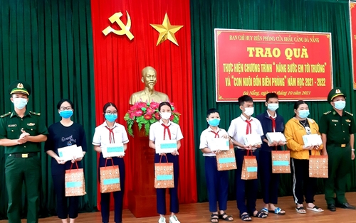 Biên phòng cửa khẩu cảng Đà Nẵng: Trao quà chương trình “Nâng bước em tới trường” 