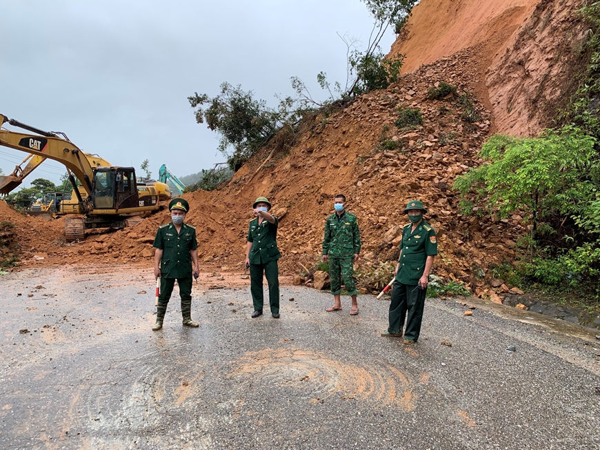 Ách tắc do sạt lở đất tại Hương Sơn, Hà Tĩnh, bộ đội đang giúp dân khắc phục ​