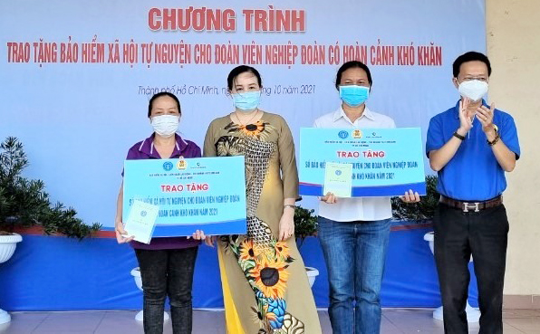 Trao 500 sổ bảo hiểm xã hội tự nguyện tặng đoàn viên nghiệp đoàn khó khăn