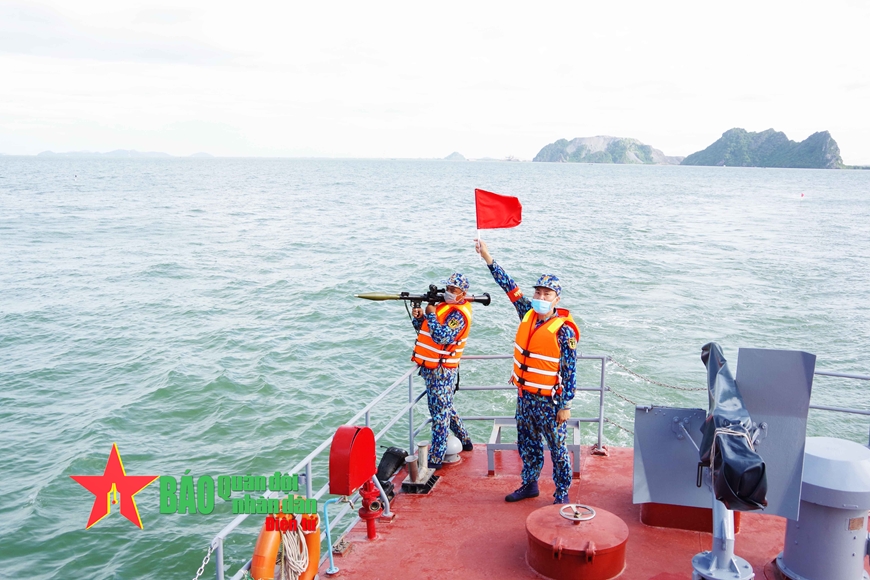 Lữ đoàn 962 (Quân khu 9) kiểm tra bắn đạn thật trên biển