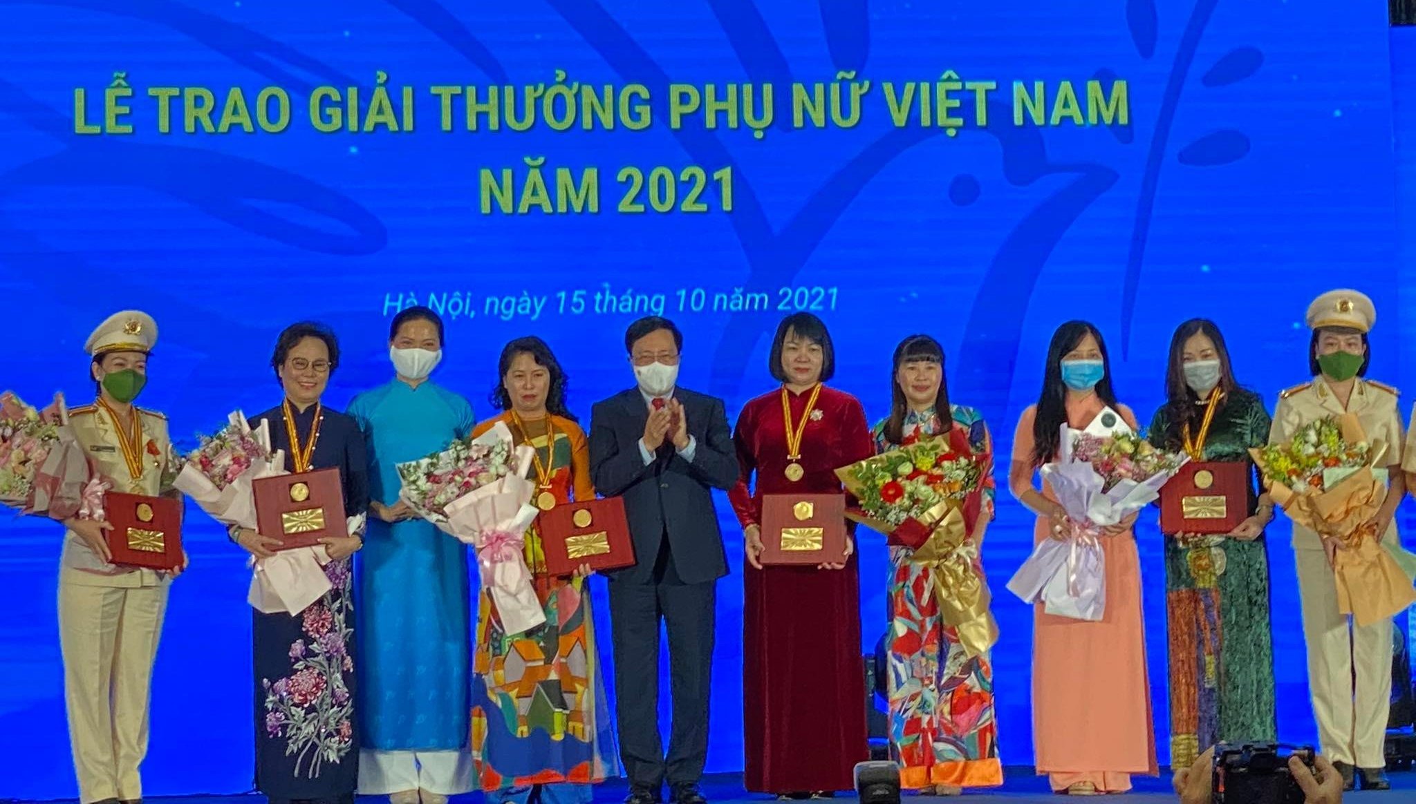 Giải thưởng Phụ nữ Việt Nam 2021 được trao cho 6 tập thể và 10 cá nhân