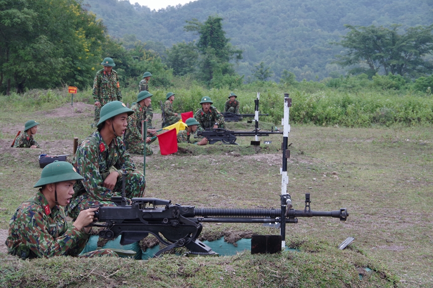 Thực hành kiểm tra kết quả huấn luyện đối với học viên Trường Quân sự Quân đoàn 2. Ảnh: HOÀNG THANH.