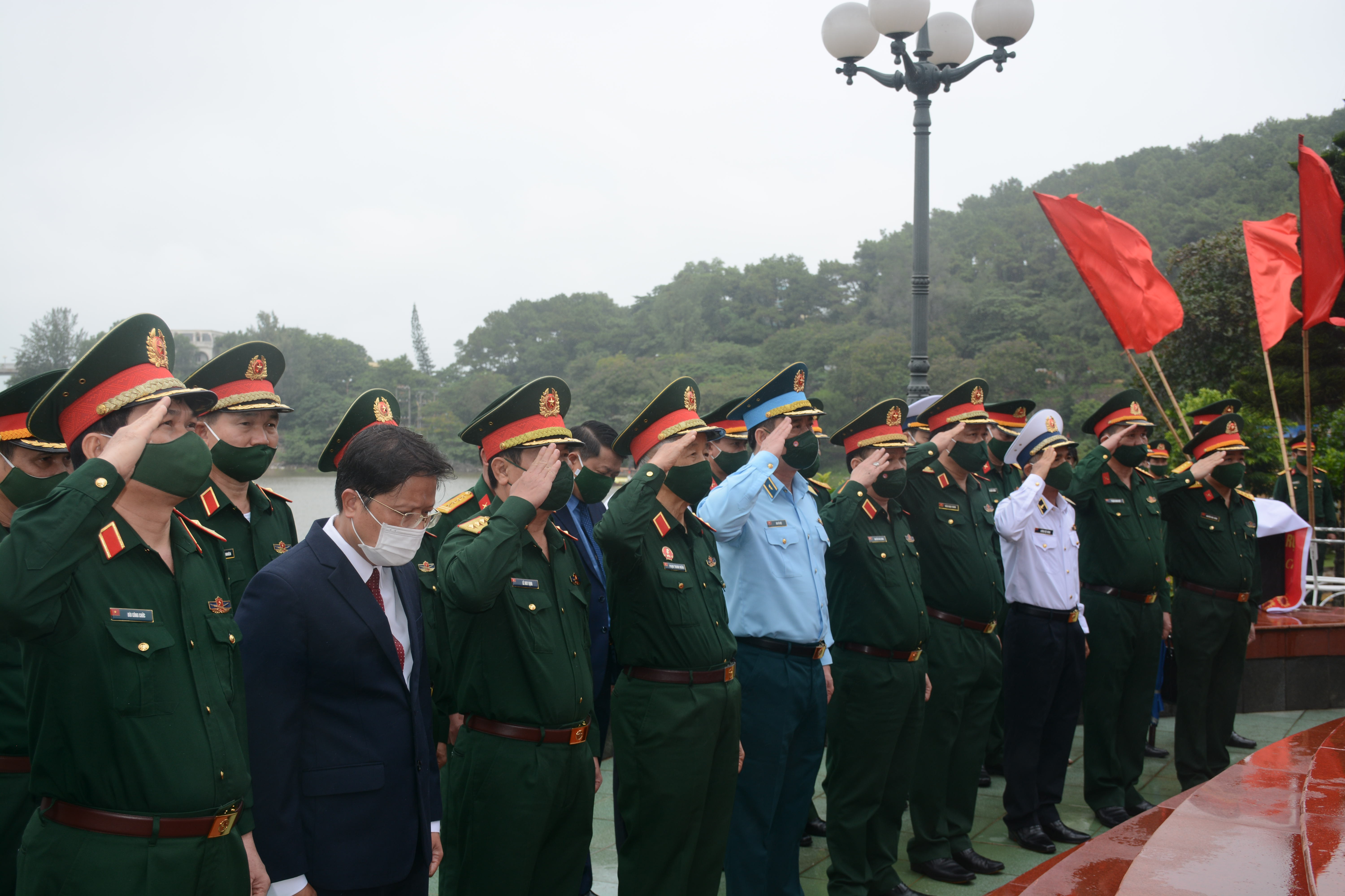 Dâng hương tưởng niệm Anh hùng liệt sĩ Đoàn tàu không số