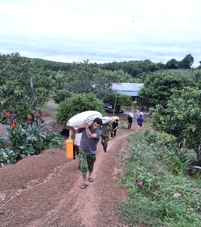 Bộ đội giúp bà con vùng biên giới khắc phục hậu quả mưa lũ