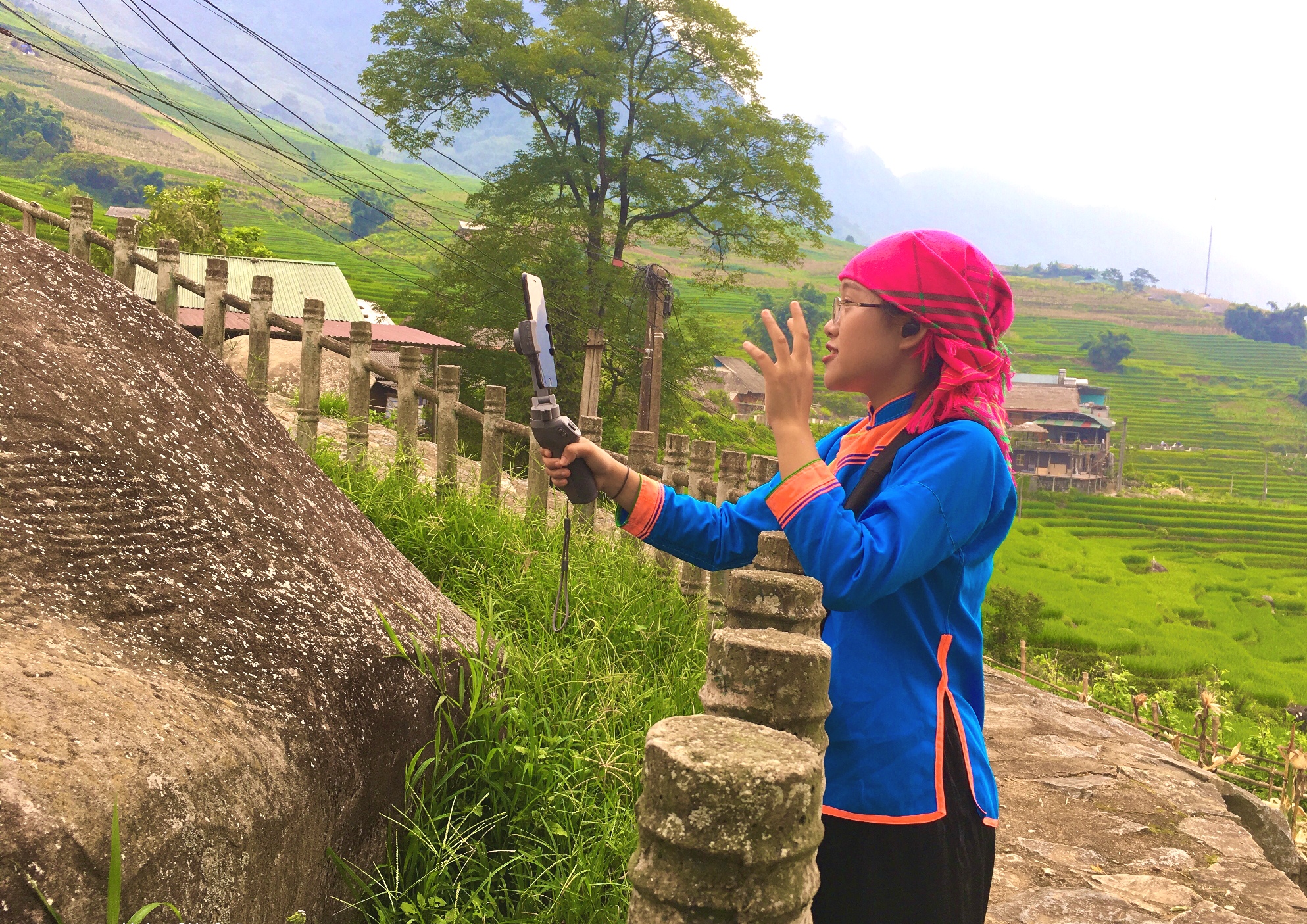 Cô gái người Giáy làm tour du lịch online