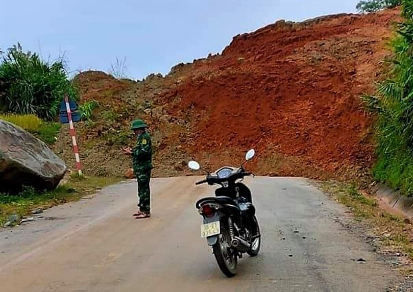 Thanh Hóa: Sạt lở đất, tuyến đường 15C lên huyện Mường Lát bị chia cắt