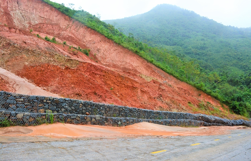 Thanh Hóa: Sạt lở đất, tuyến đường 15C lên huyện Mường Lát bị chia cắt
