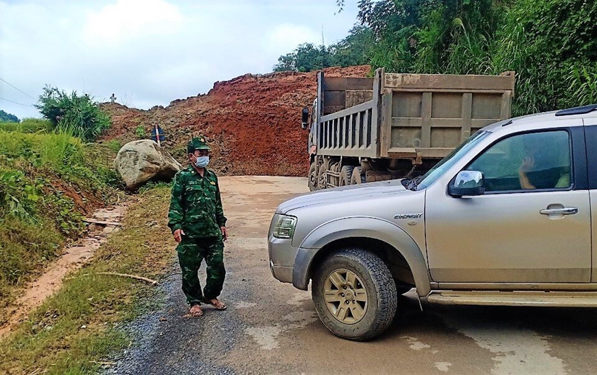 Thanh Hóa: Sạt lở đất, tuyến đường 15C lên huyện Mường Lát bị chia cắt