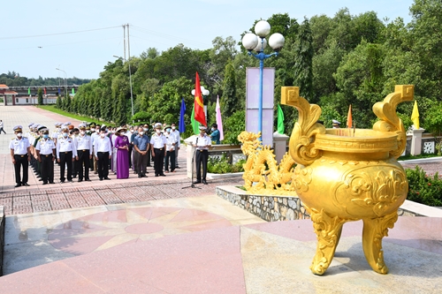 Dâng hương kỷ niệm 60 năm Ngày mở Đường Hồ Chí Minh trên biển