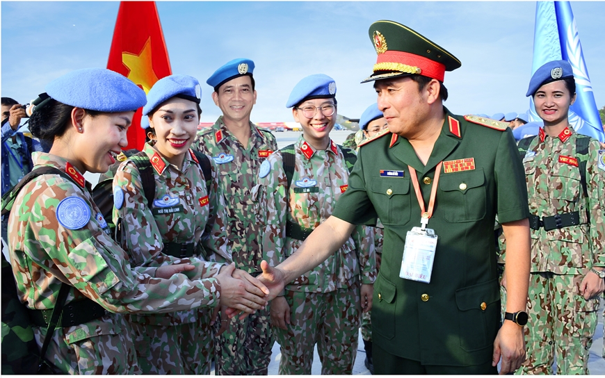 Bóng hồng của quân đội Việt Nam là những nữ quân nhân tài năng, xinh đẹp và giàu tình cảm. Hãy xem những hình ảnh của các nữ lính đang thực hiện nhiệm vụ của mình, và cảm nhận sự quyết tâm, sự dũng cảm trong từng hành động của những á thần này.