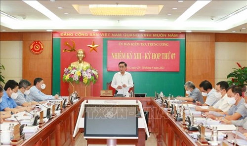 Xóa tư cách, khiển trách nguyên chủ tịch, 3 phó chủ tịch UBND tỉnh Bình Dương, Quảng Ninh