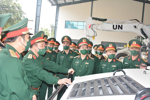 Thượng tướng Hoàng Xuân Chiến kiểm tra Đội Công binh số 1 tham gia hoạt động Gìn giữ hòa bình