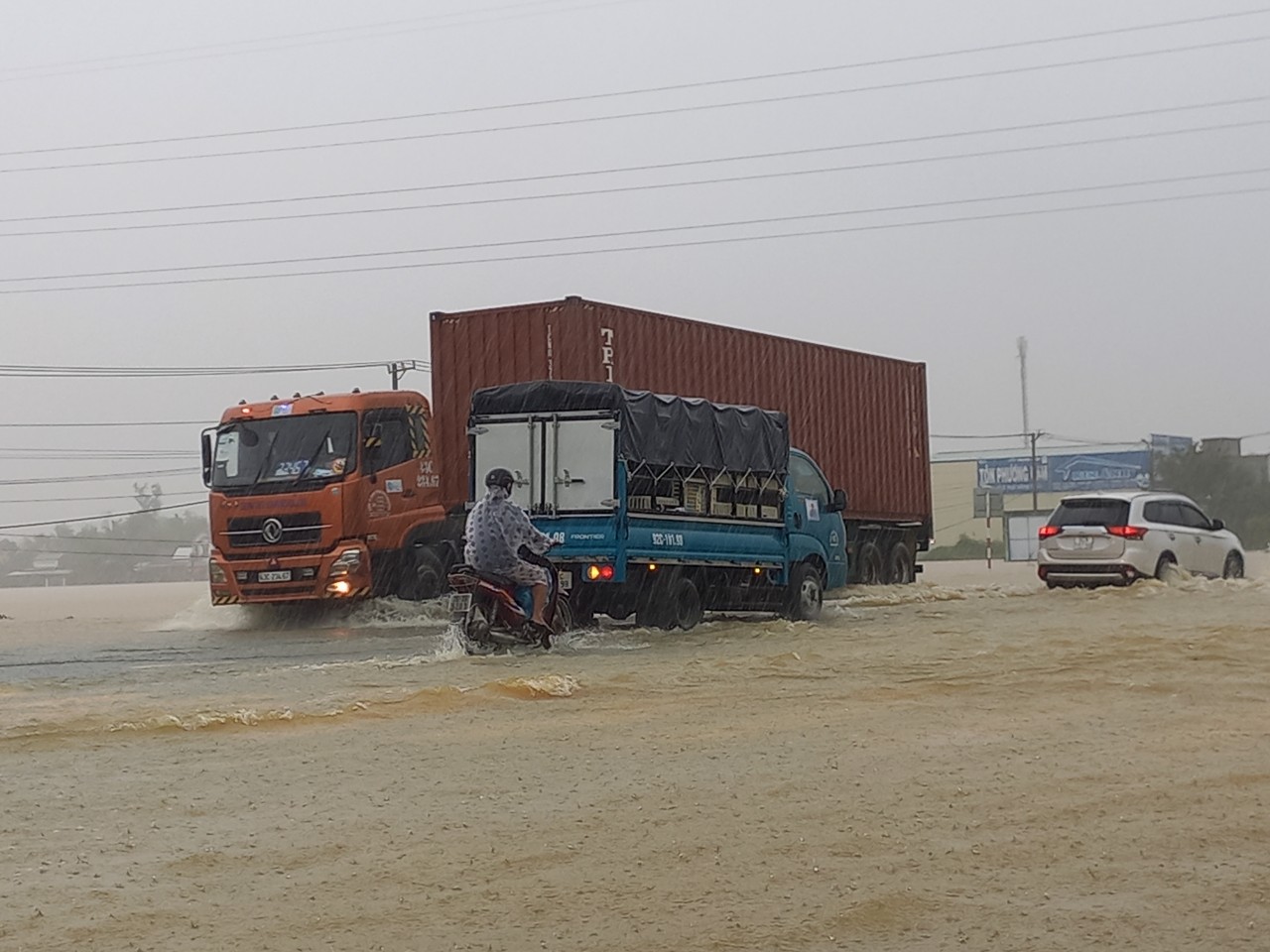 Mưa lớn khiến Quảng Nam, Quảng Ngãi ngập nhiều nơi, đi lại khó khăn