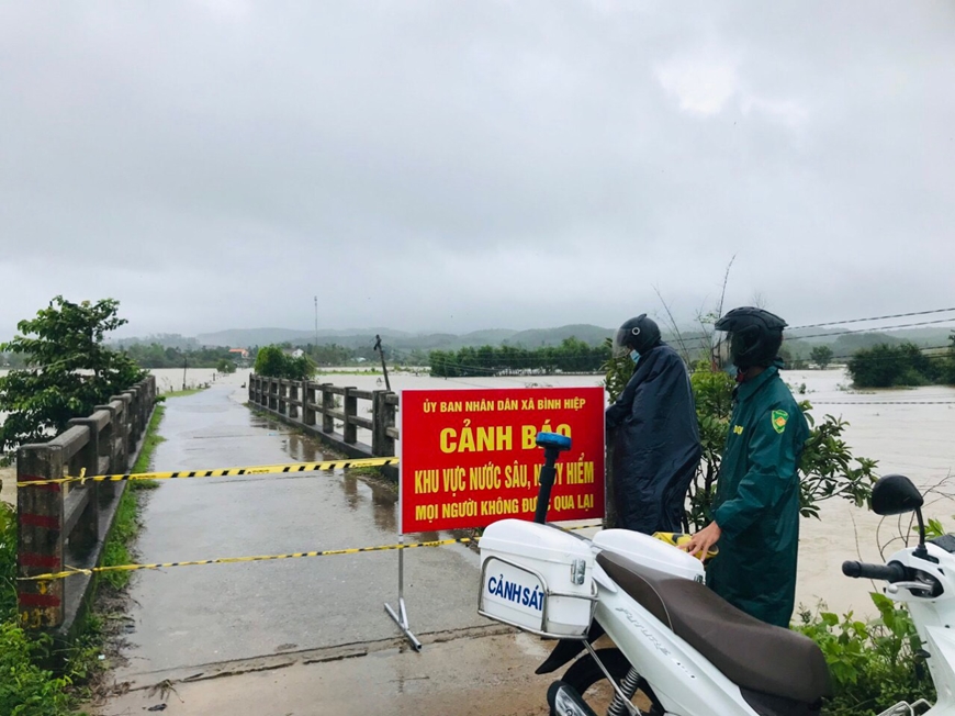 Hơn 200 cán bộ, chiến sĩ Quảng Ngãi giúp dân di dời khỏi vùng ngập, lụt