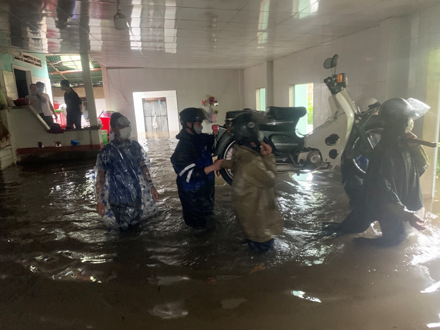 Quảng Ngãi: Mưa lũ làm gần 11.000 nhà dân bị ngập, nhiều nơi ngập sâu 2 mét