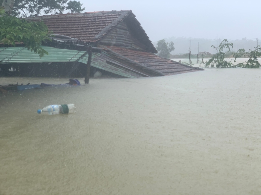 Quảng Ngãi: Mưa lũ làm gần 11.000 nhà dân bị ngập, nhiều nơi ngập sâu 2 mét