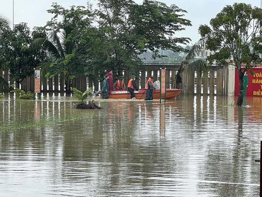 Quảng Nam, Quảng Ngãi: Mưa to gây ngập lụt, sạt lở đất, giao thông nhiều nơi tê liệt