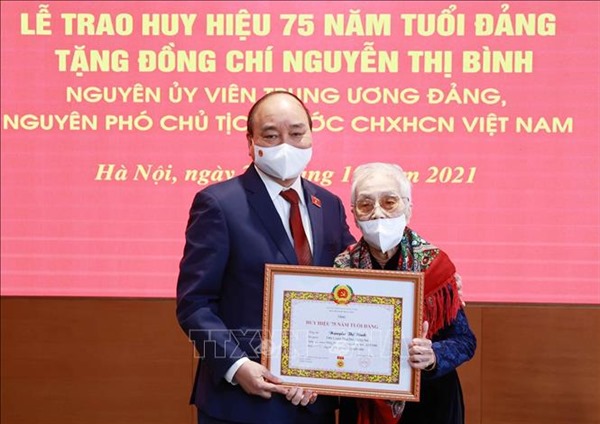 Nguyên Phó chủ tịch nước Nguyễn Thị Bình, Huy hiệu 75 năm ...
