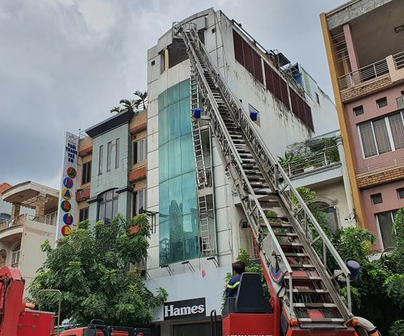 “Giải cứu” nhiều người trong căn nhà bị cháy tại TP Hồ Chí Minh