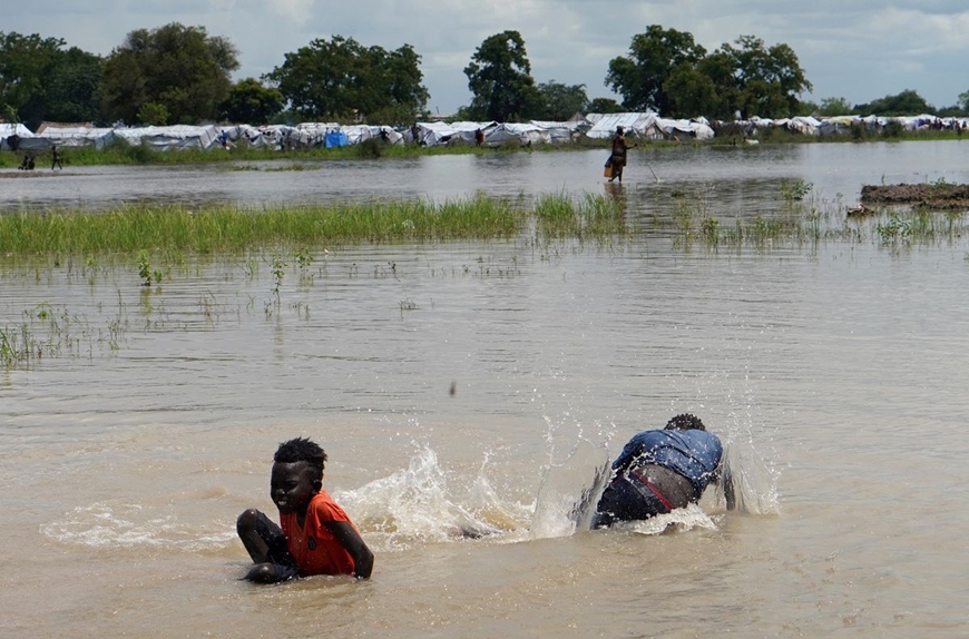 Bác sĩ mũ nồi xanh Việt Nam chia sẻ khó khăn với các nạn nhân lũ lụt ở Nam Sudan