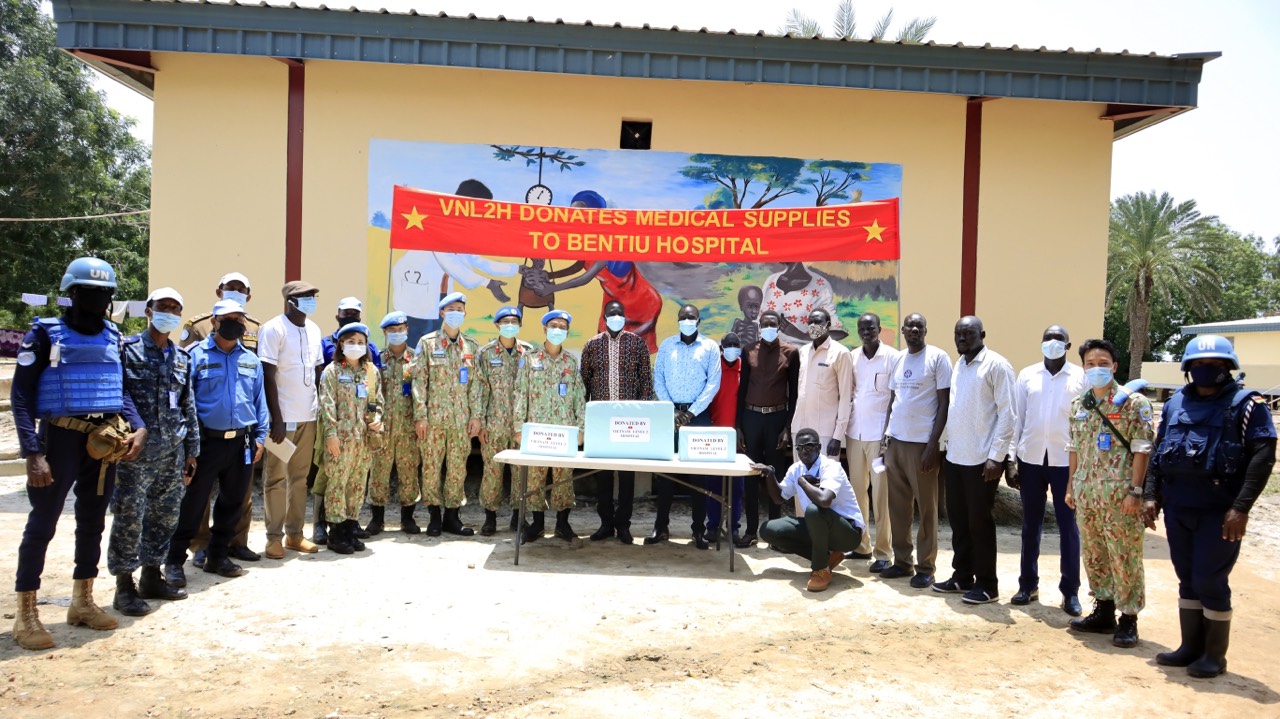 Bác sĩ mũ nồi xanh Việt Nam chia sẻ khó khăn với các nạn nhân lũ lụt ở Nam Sudan