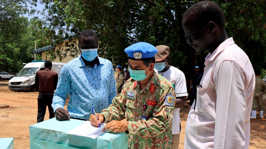 Bác sĩ mũ nồi xanh Việt Nam chia sẻ khó khăn với các nạn nhân lũ lụt ở Nam Sudan