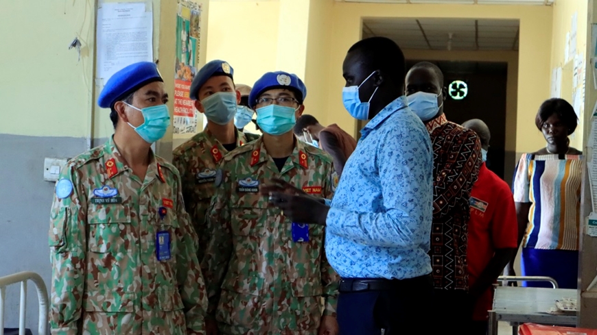 Bác sĩ mũ nồi xanh Việt Nam chia sẻ khó khăn với các nạn nhân lũ lụt ở Nam Sudan