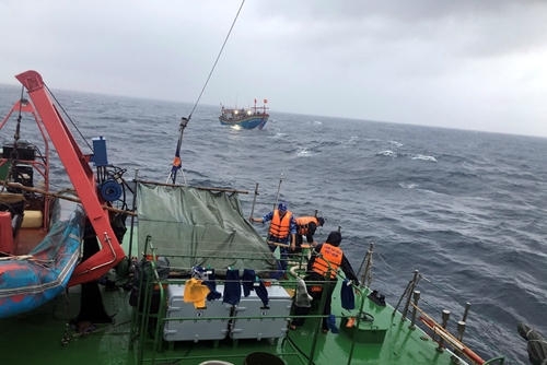 Vùng Cảnh sát biển 1 đang cứu kéo tàu cá Nghệ An gặp nạn trên biển vào bờ