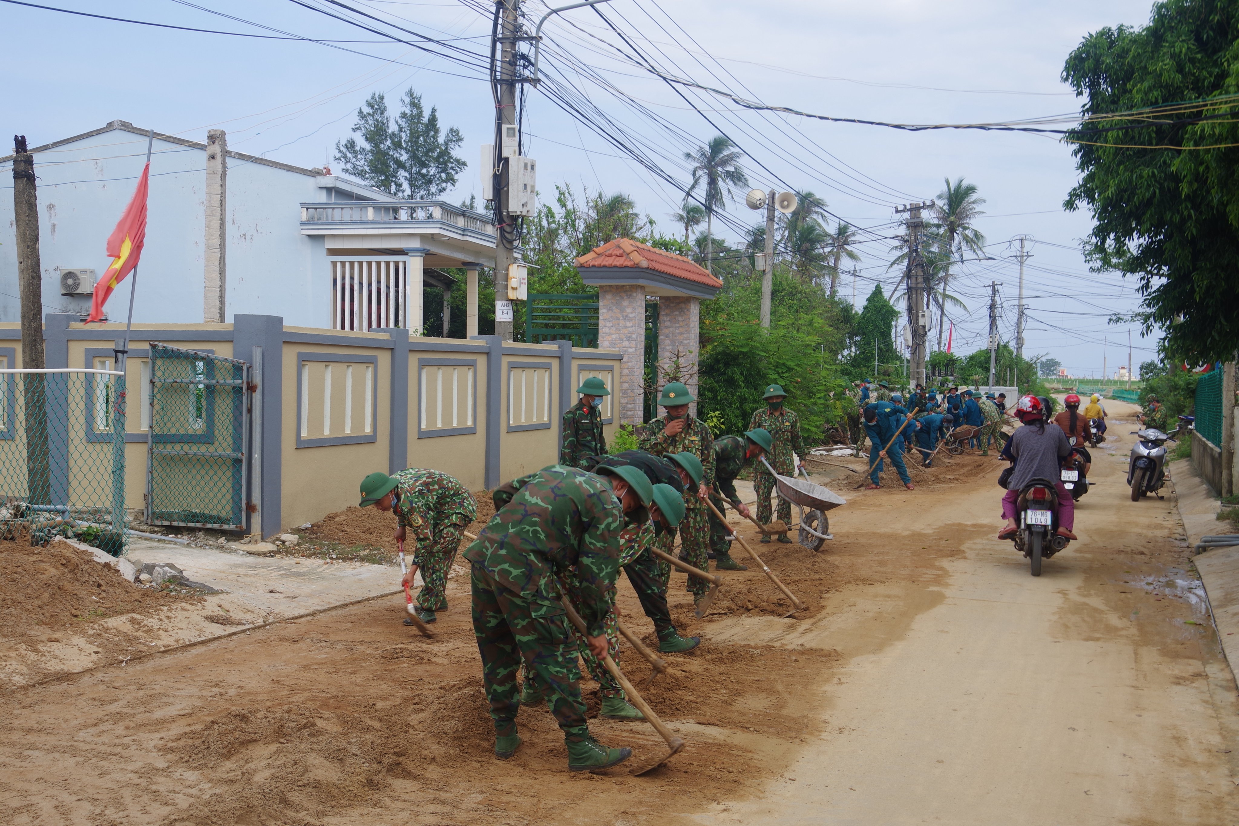 Sát cánh, hỗ trợ nhân dân sau mưa, lốc