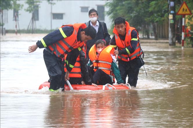 Quảng Trị cứu hộ thành công hàng trăm học sinh lớp 6 bị ngập sâu do mưa lớn