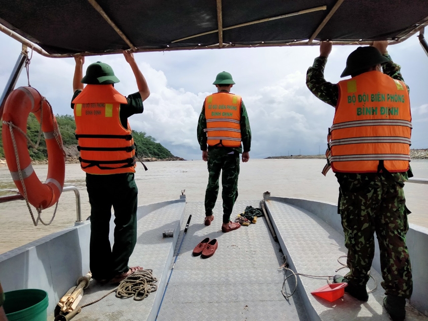 Bộ đội Biên phòng tỉnh Bình Định nỗ lực tìm kiếm ngư dân mất tích trên biển