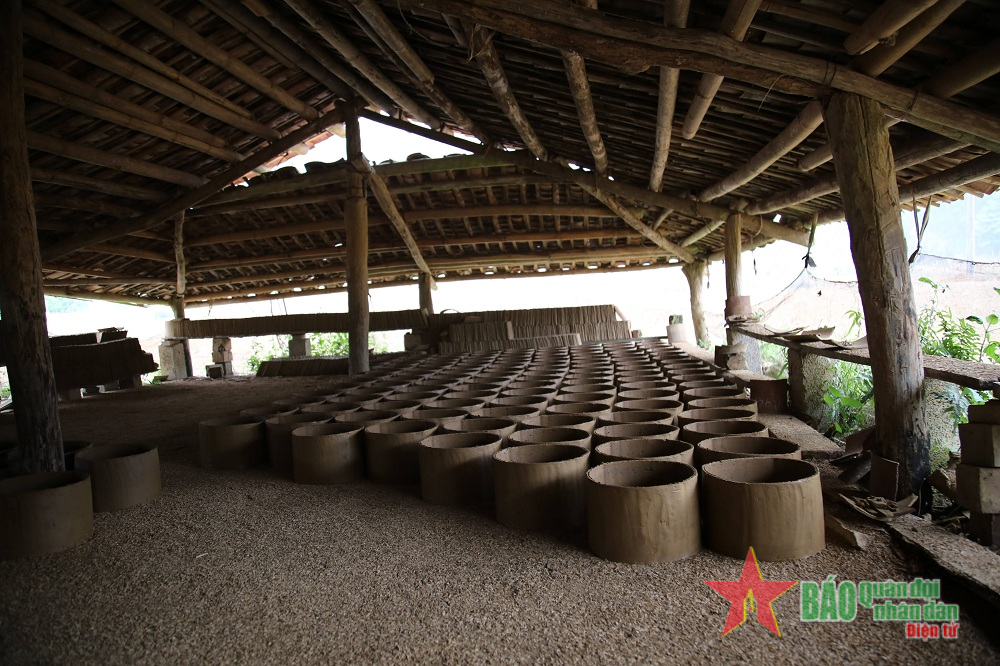 Nghề làm ngói âm dương của người Nùng