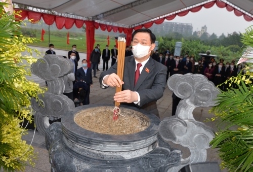 Chủ tịch Quốc hội Vương Đình Huệ dâng hương tưởng niệm đồng chí Lê Quang Đạo