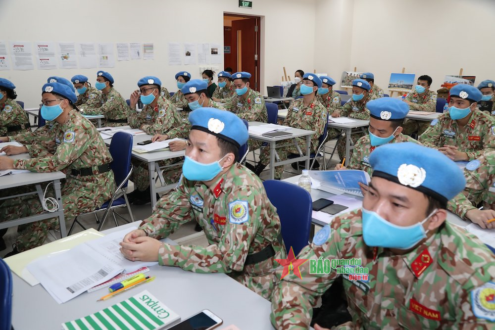 Huấn luyện vận chuyển y tế đường không cho Bệnh viện dã chiến cấp 2 số 4 Việt​​ Nam  