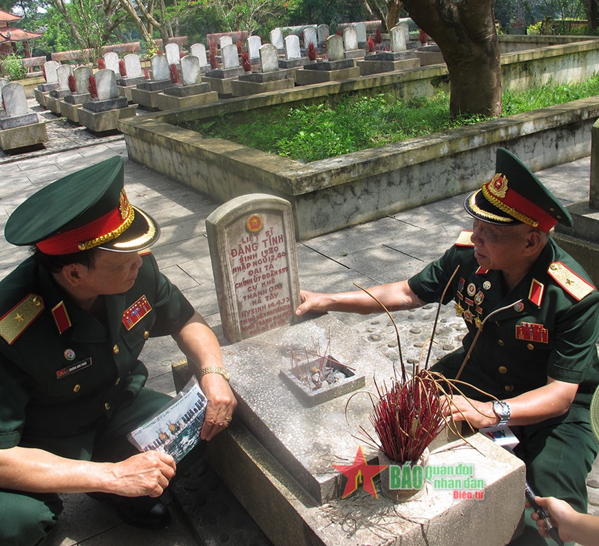 Thiếu tướng Võ Sở (bên phải) cùng đồng đội bên mộ Chính ủy Đặng Tính tại Nghĩa trang Trường Sơn, năm 2015. 
