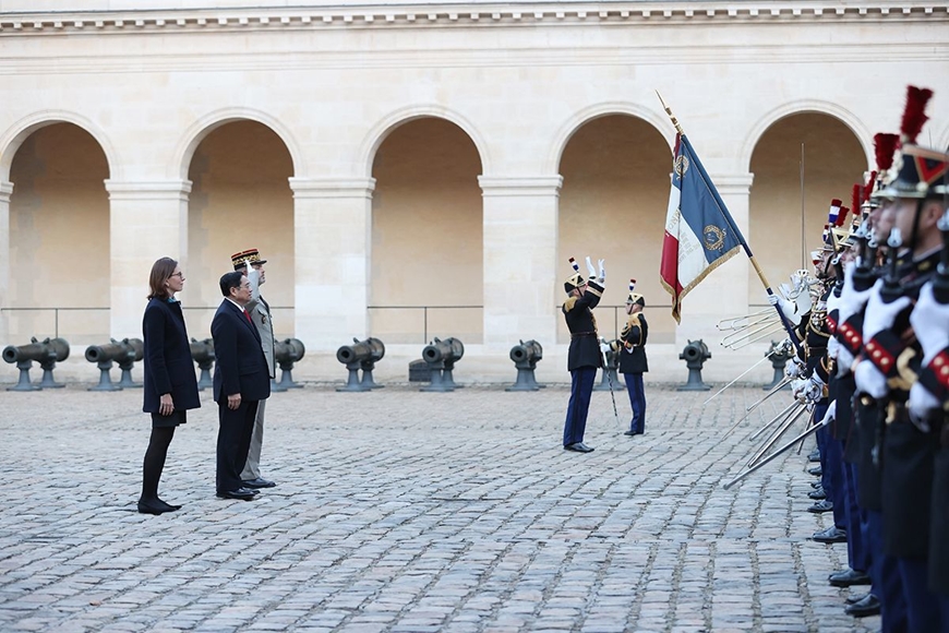 Lễ đón chính thức Thủ tướng Chính phủ Phạm Minh Chính và Đoàn đại biểu cấp cao Việt Nam thăm Cộng hòa Pháp