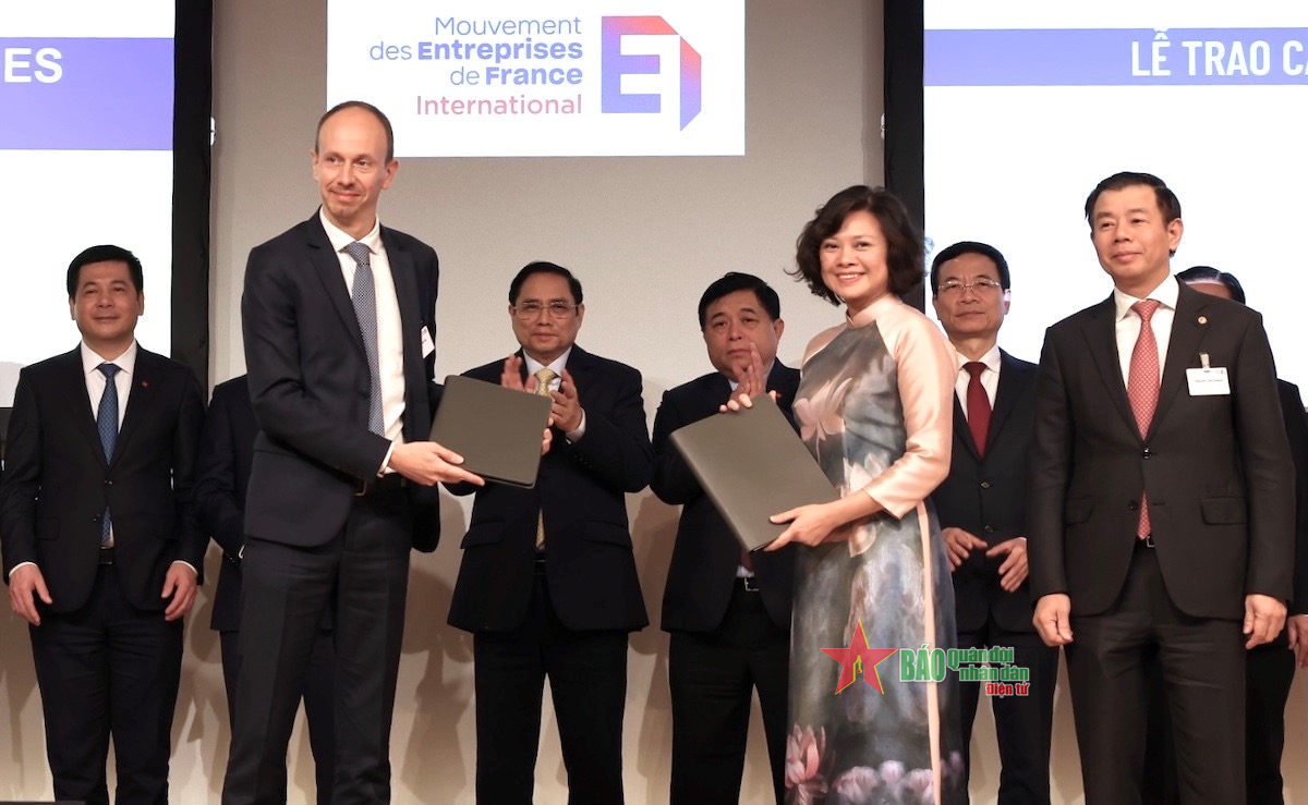 Vinfast và EDF ký kết biên bản ghi nhớ hợp tác lắp đặt trạm sạc điện tại Pháp