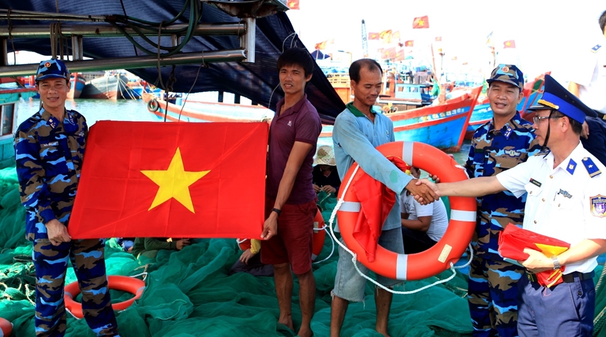Cảnh sát biển đồng hành, ngư dân vững tin vươn khơi, bám biển Cảnh sát biển đồng hành, ngư dân vững tin vươn khơi, bám biển