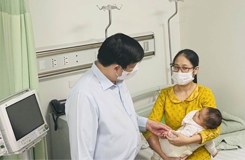 Bộ Y tế yêu cầu Hà Nội khẩn trương xác định nguyên nhân tiêm nhầm vắc xin cho trẻ em