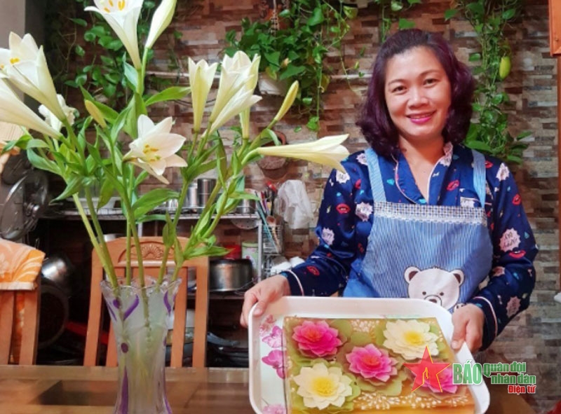 Chị Lê Hồng Hạnh giới thiệu sản phẩm hoa thạch 3D tự làm.