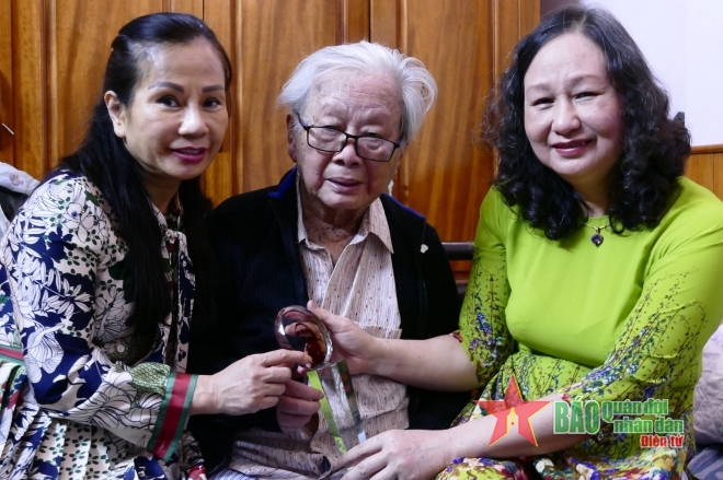 Nhạc sĩ Hồng Đăng nhận Giải thưởng lớn-Vì tình yêu Hà Nội năm 2021. Ảnh: CÚC ĐƯỜNG