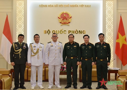 Trung tướng Phùng Sĩ Tấn tiếp các Tùy viên Quốc phòng của Indonesia
