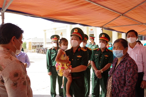 Lãnh đạo Quân khu 7 thăm và tặng quà các chốt dân quân biên giới tỉnh Long An

