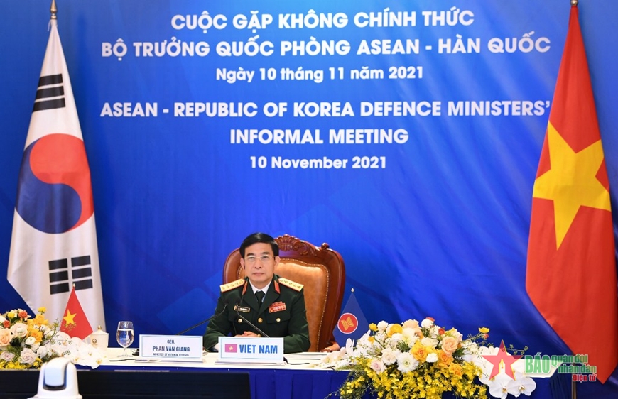 Gặp gỡ Quốc phòng ASEAN-Hàn Quốc không chính thức Việt Nam: Năm 2024, Việt Nam sẽ là địa điểm tổ chức hội nghị ASEAN-Hàn Quốc về Quốc phòng. Đây là sự kiện được cả thế giới đặc biệt quan tâm khi có sự tham gia của các quốc gia hàng đầu trong khu vực. Hình ảnh các chuyên gia, nhà lãnh đạo và giới thượng lưu cùng nhau trao đổi kinh nghiệm và đưa ra các giải pháp mới sẽ là cảm hứng cho các bạn trẻ yêu thích lĩnh vực này.