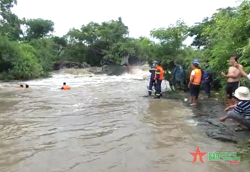 Cứu người giữa dòng sông Đắk Srông 