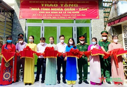 Bộ CHQS tỉnh Bà Rịa-Vũng Tàu trao nhà, tặng quà các trường hợp khó khăn