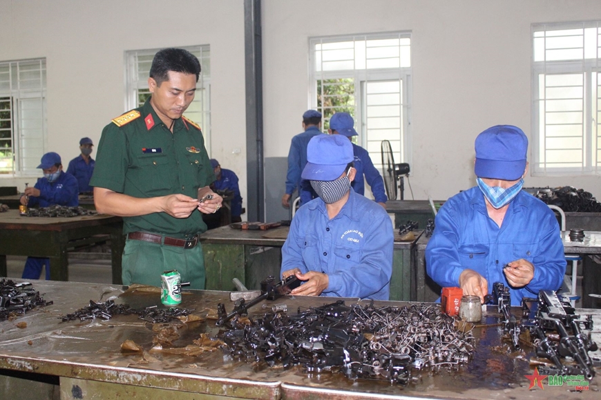 Bảo dưỡng, sửa chữa súng tiểu liên AK ở Phân xưởng Vũ khí bộ binh (Xưởng X41, Quân khu 4) (ảnh chụp trước ngày 27-4).