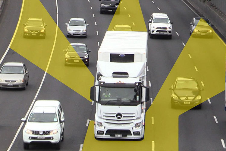 Những sai lầm phổ biến khi lái xe con cạnh ô tô tải