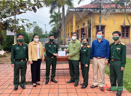 Đoàn Kinh tế - Quốc phòng 379 hỗ trợ huyện Mường Nhé phòng, chống dịch Covid-19