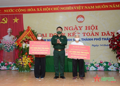  Đại tướng Phan Văn Giang tặng quà các gia đình chính sách nhân Ngày hội Đại đoàn kết toàn dân tộc